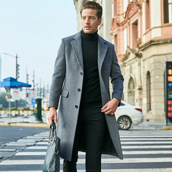 Abrigo largo de invierno para hombre, cálido y confortable, diseño clásico que aporta elegancia atemporal.