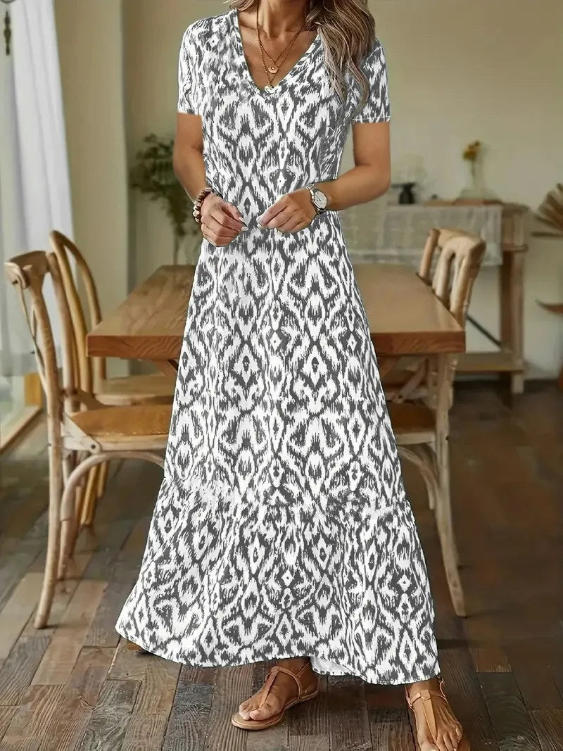 Vestido de verano talla grande para mujer, corte fluido. Escote en V y mangas cortas, ideal para comodidad veraniega.
