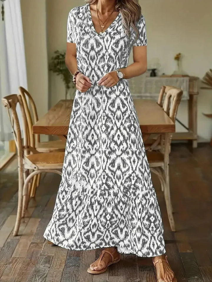 Vestido de verano talla grande para mujer, corte fluido. Escote en V y mangas cortas, ideal para comodidad veraniega.