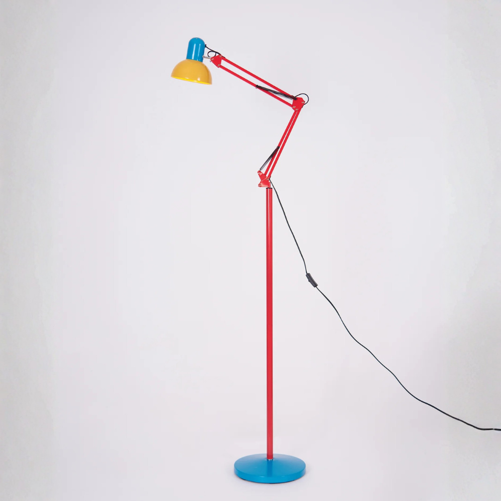 Lámpara de pie flexo Memphis, ajustable y vibrante, un toque moderno para interiores.