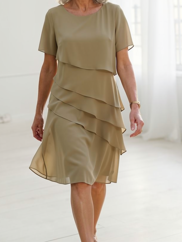 Vestido fluido de mujer con volantes en tela ligera. Moda de verano cómoda y versátil para cualquier ocasión.