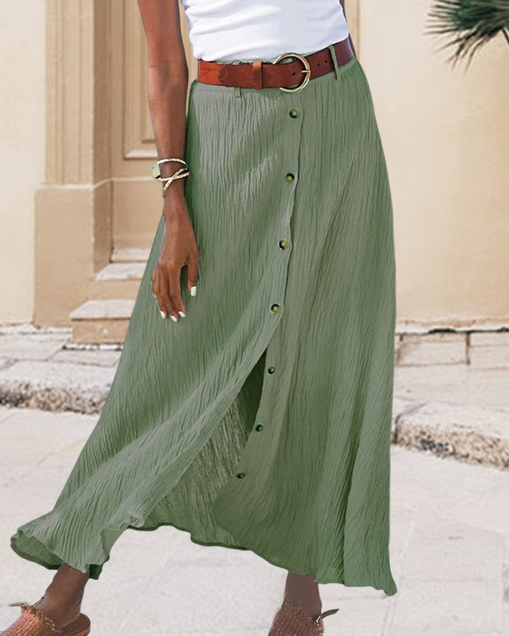 Mujer vistiendo falda fluida elegante con botones, ideal para un look de primavera o verano.