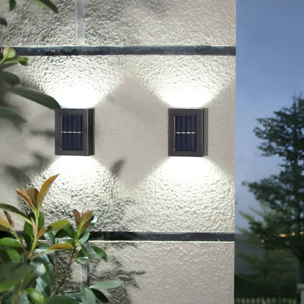 Luz solar LED exterior versátil para jardín o patio, efecto arriba/abajo, impermeable IP65 y ahorro.