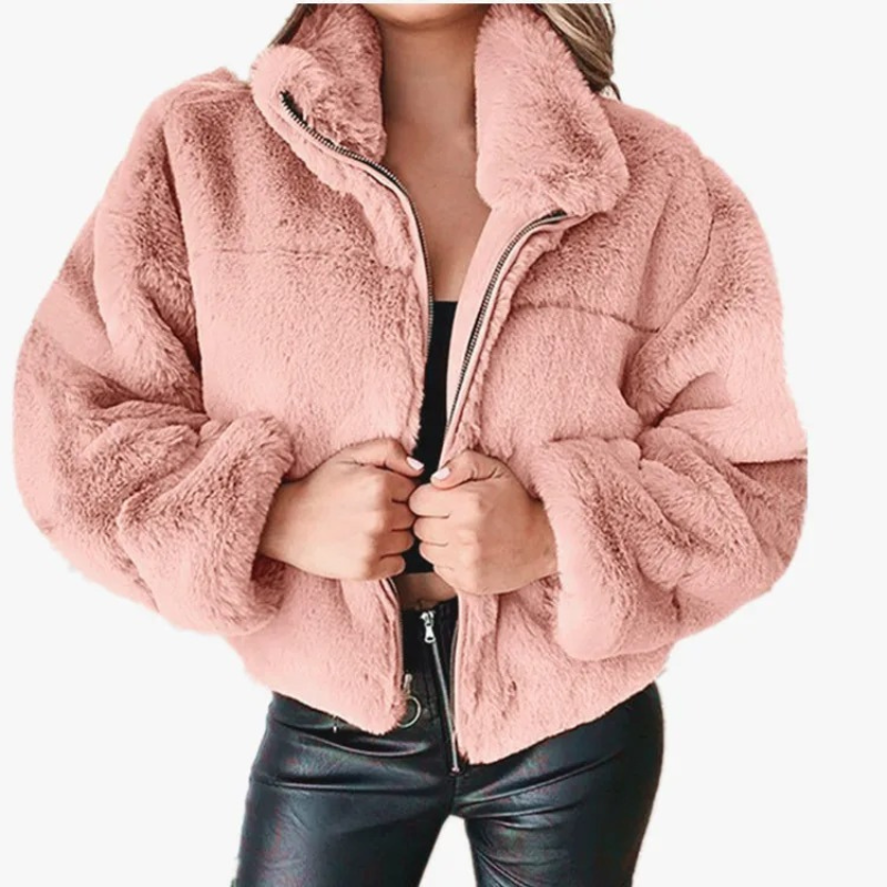 Chaqueta teddy corta femenina, abrigadora y de moda, ideal para look casual invernal.