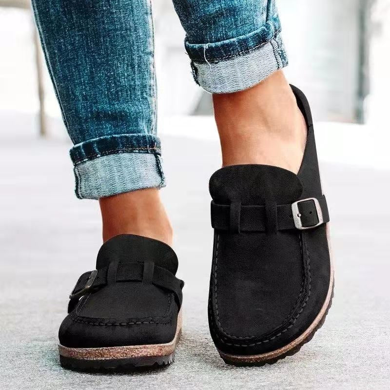 Primer plano de zapatillas ortopédicas slip-on de mujer, material suave y transpirable para confort.