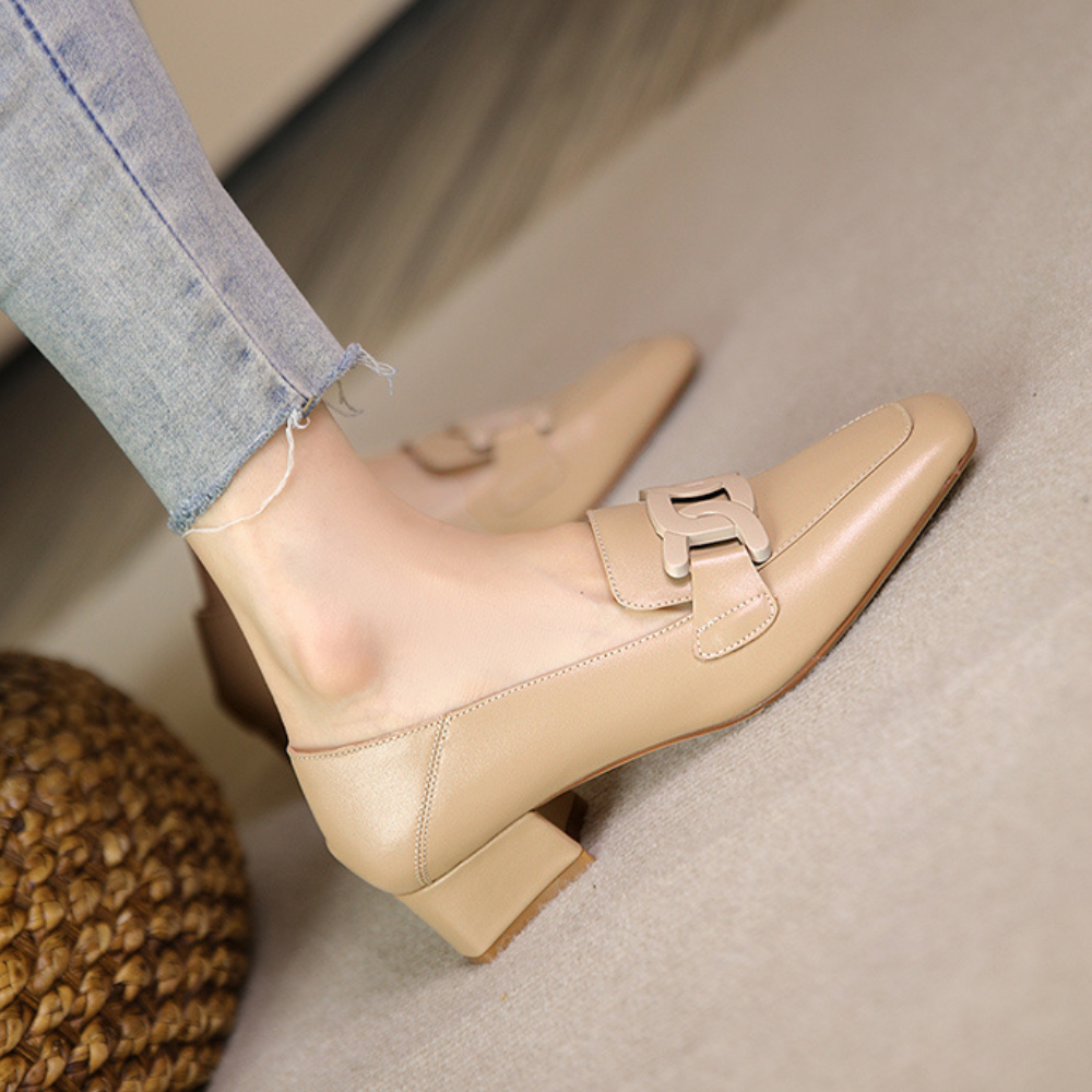 Zapatos clásicos de mujer marrones, confort superior y diseño atemporal para el verano.