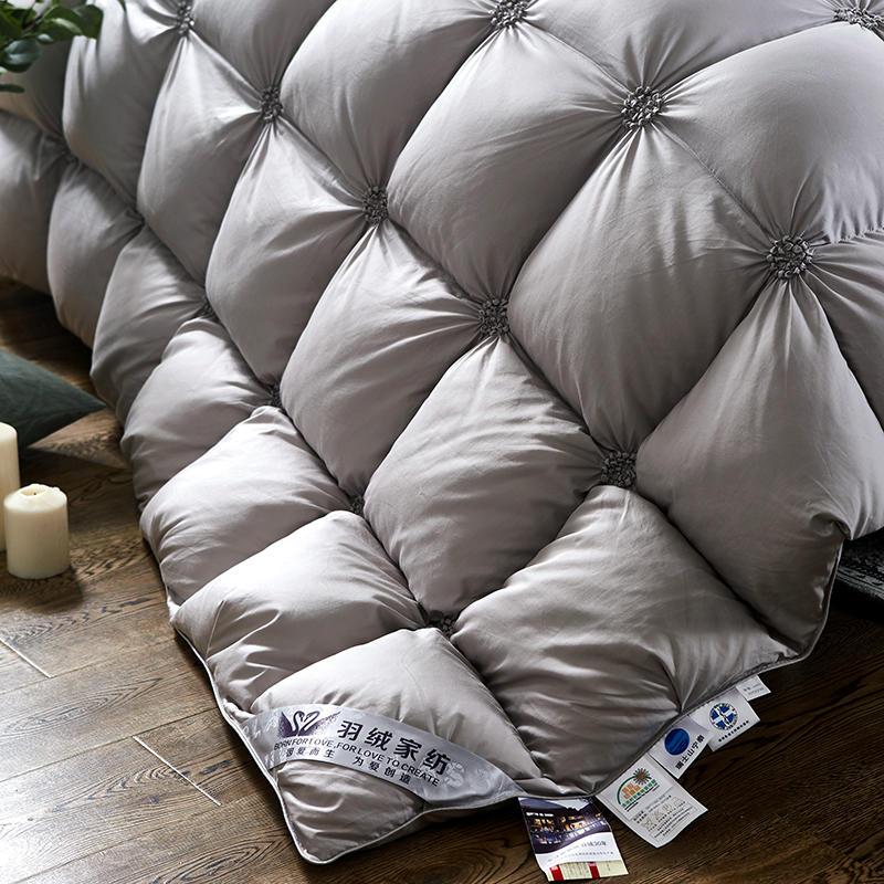 Detalle de la textura suave de manta de plumón. Algodón lavable, confort ligero y cálido para tu cama y hogar.