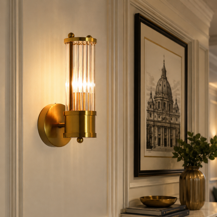 Lámpara de pared LED dorada, perfecta para decoración de baño elegante.