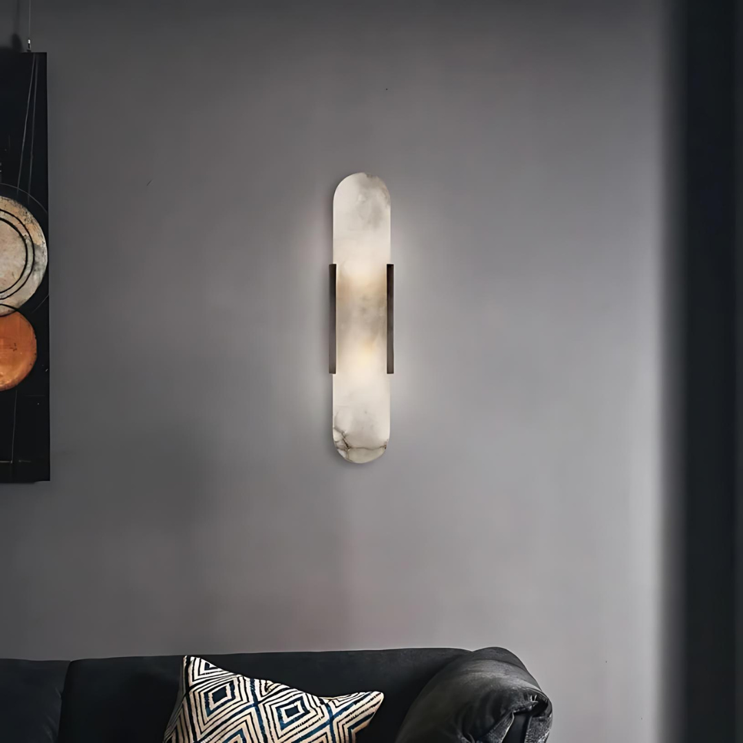 Aplique de pared de mármol y metal para iluminación de diseño, ideal para proyectos residenciales.