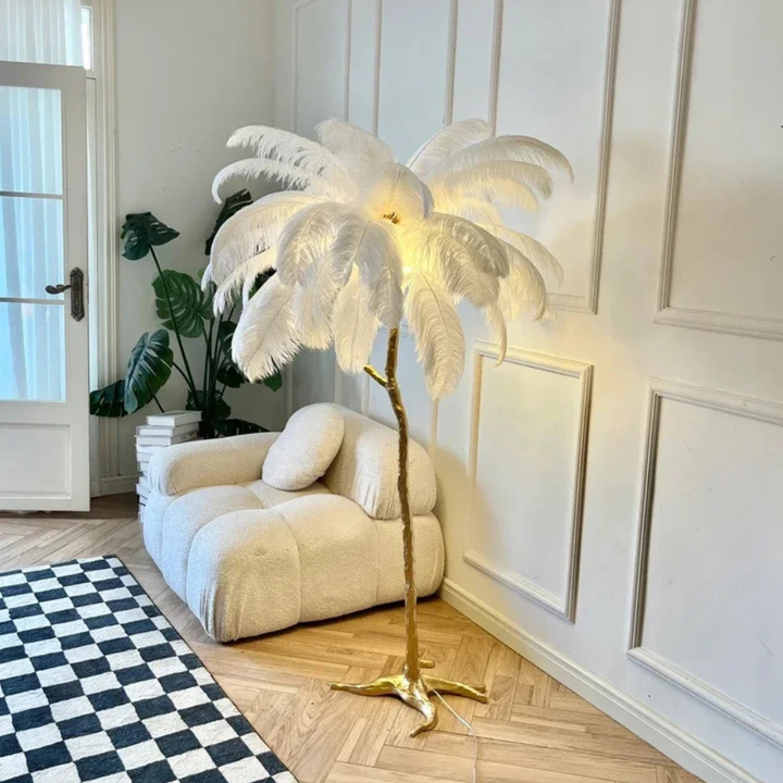 Lámpara de pie elegante con plumas suaves, trípode negro minimalista, luz ambiental para dormitorio.