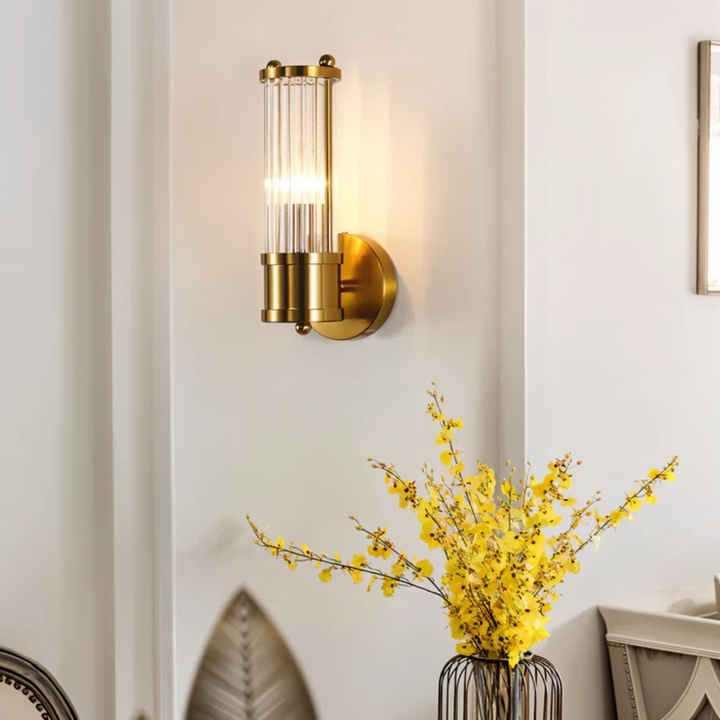 Aplique de pared LED dorado de diseño moderno, perfecto para crear luz ambiente cálida en decoración interior.