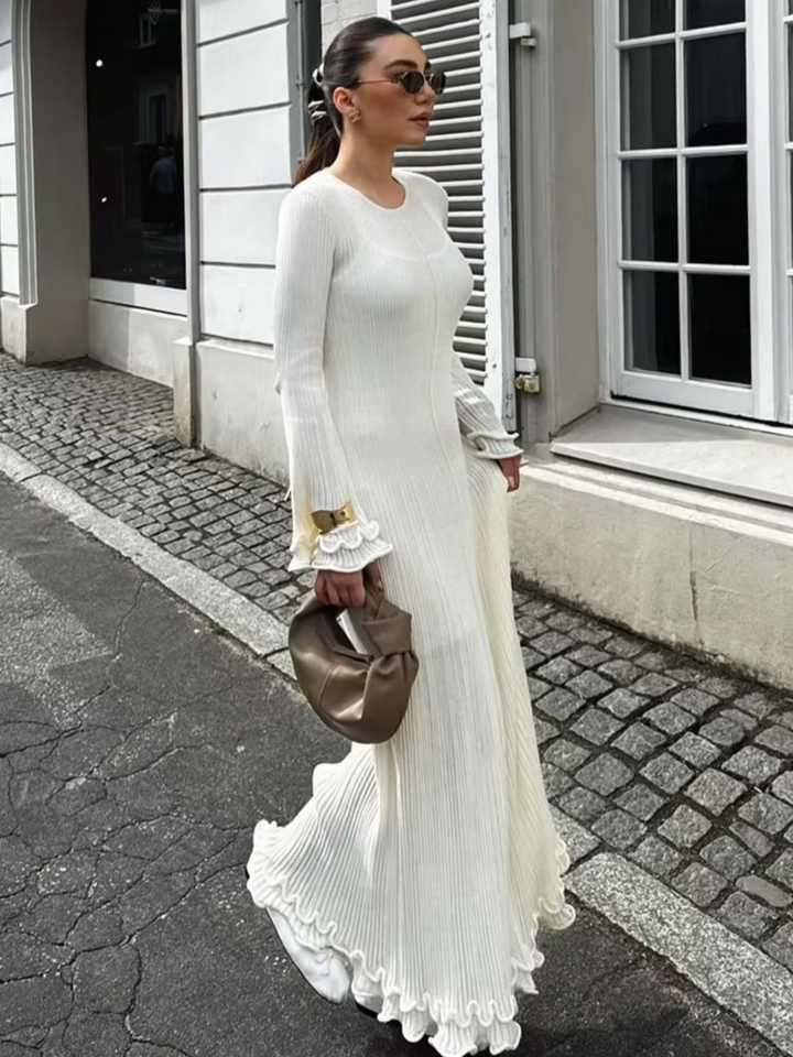 Vestido de punto de mujer para otoño/invierno. Diseño largo con volantes, ofrece elegancia y confort.