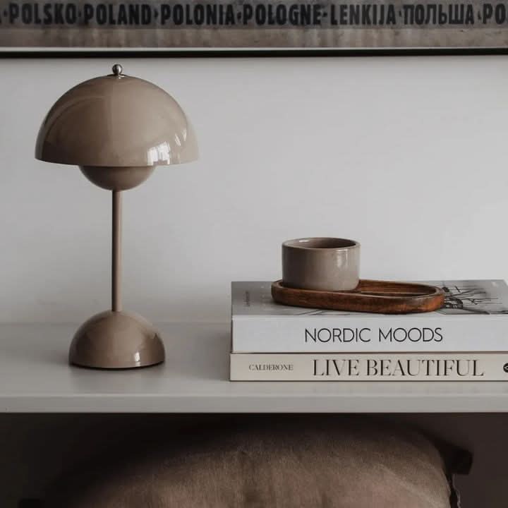 Moderna lámpara de mesa LED con diseño elegante, inalámbrica y regulable para confort visual.