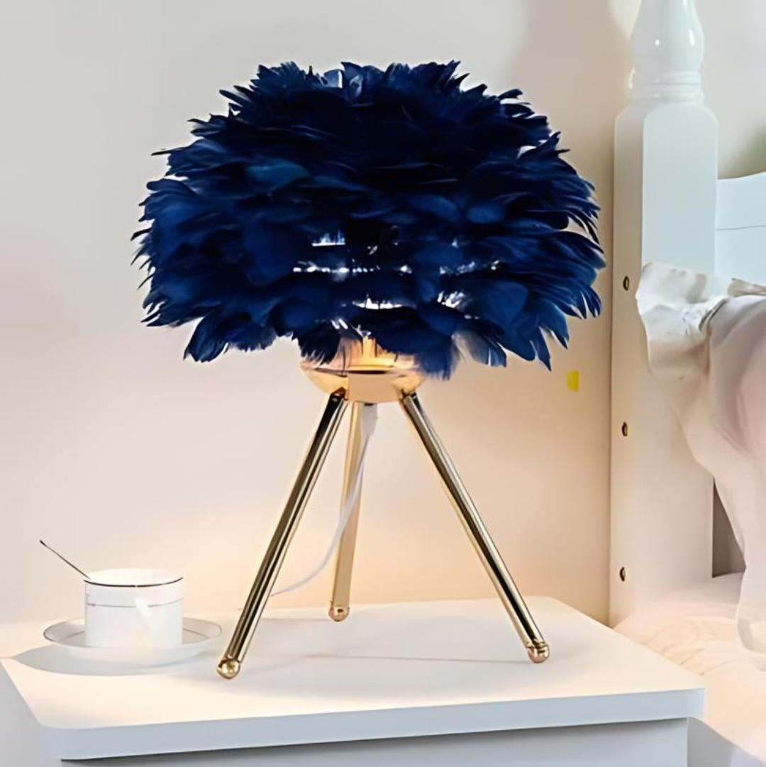 Elegante lámpara de mesa decorativa con pantalla de plumas y luz LED suave para el hogar.