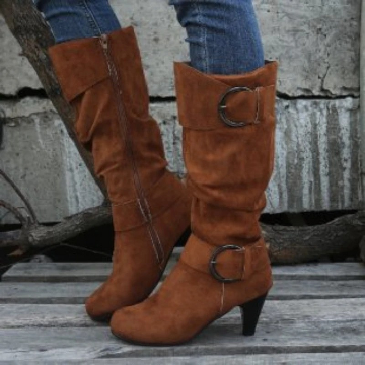Calzado de otoño femenino: botas altas negras con puntera redonda para un look chic.