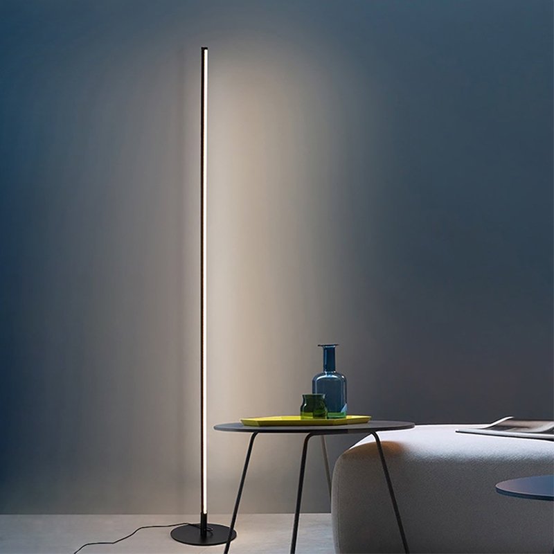 Lámpara de pie LED con luz regulable y control remoto, perfecta para iluminación eficiente y moderna del hogar.