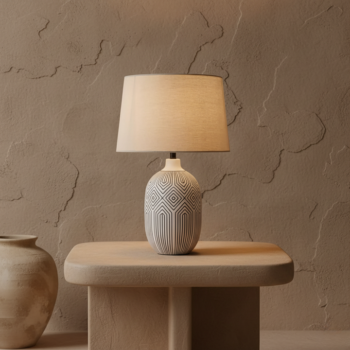 Lámpara Lumera escultural blanca, de mesa, aportando un toque moderno a la iluminación interior y decoración del hogar.