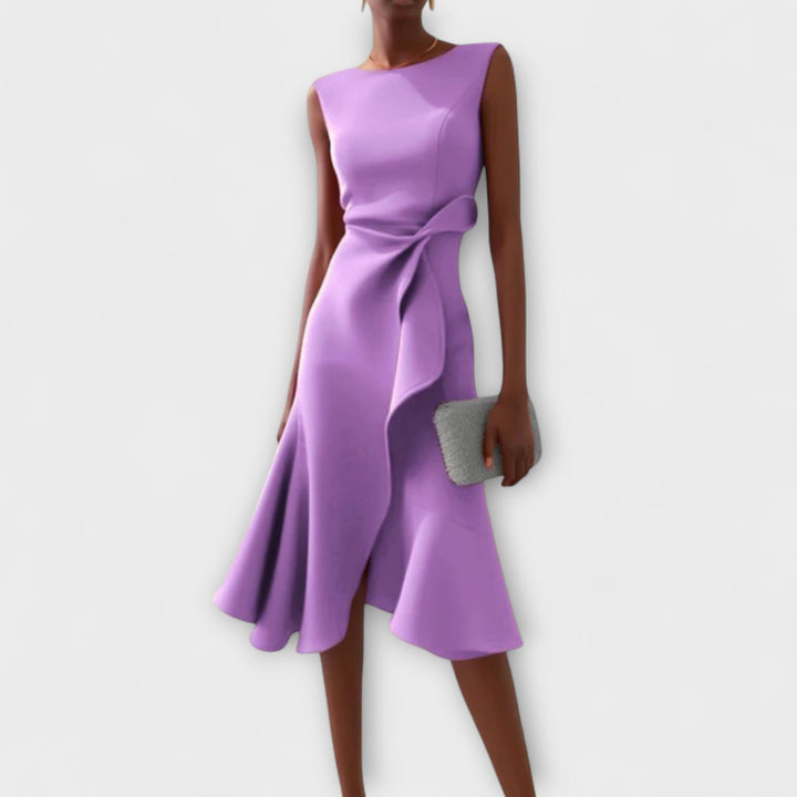 Mujer vistiendo vestido midi elegante, sin mangas y con falda vuelo, ideal para eventos de verano.