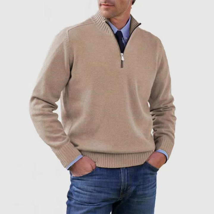 Detalle de la media cremallera en suéter de punto para hombre. Prenda casual, cómoda y elegante.