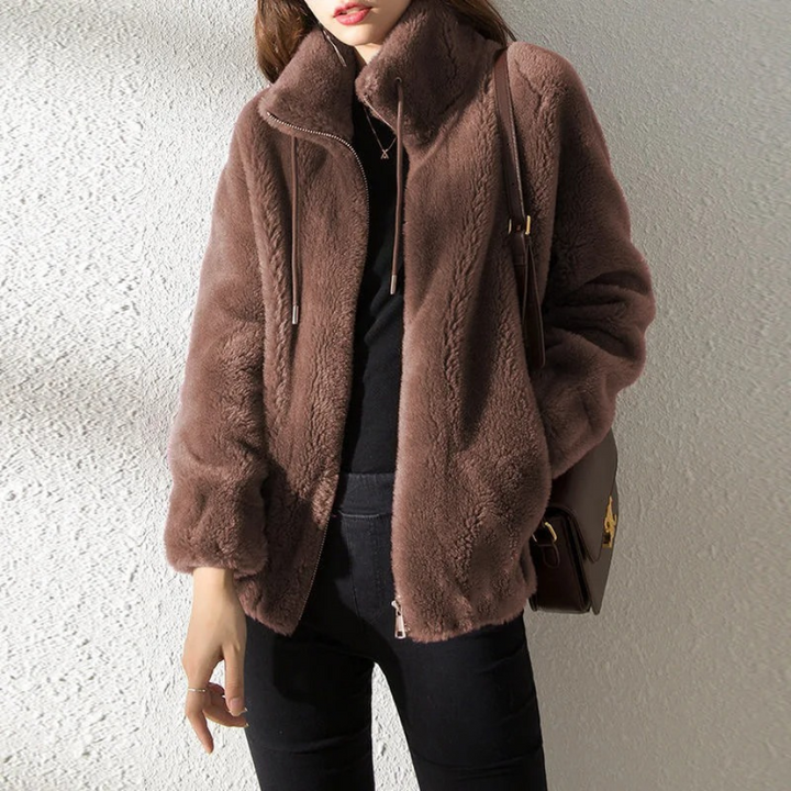 Moderna chaqueta trench oversized de ante para mujer, sinónimo de elegancia para otoño.