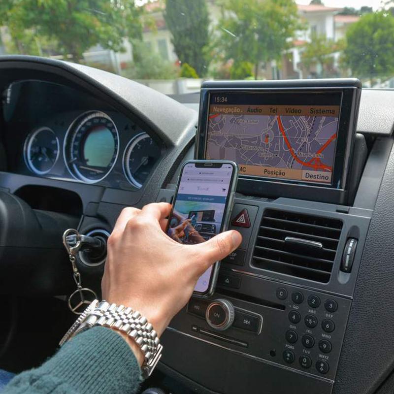 Asegura tu smartphone en el coche con este soporte magnético para rejilla de aire. Fijación estable y fuerte.