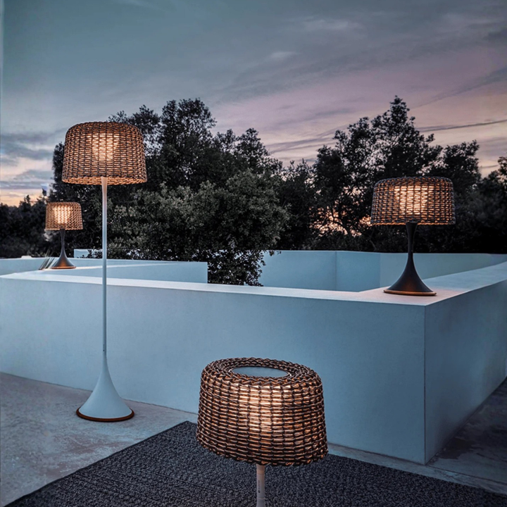 Crea ambiente con esta lámpara solar LED de suelo para jardín. Luz decorativa exterior.