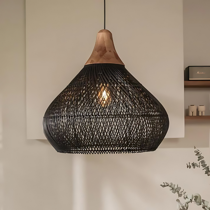 Hermosa lámpara colgante de ratán tejida a mano, crea luz cálida y ambiente boho natural.