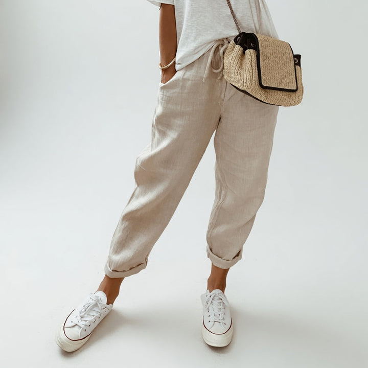 Pantalón fluido beige para mujer, cómodo y elegante. Ideal para estilo casual, moda femenina y uso diario.