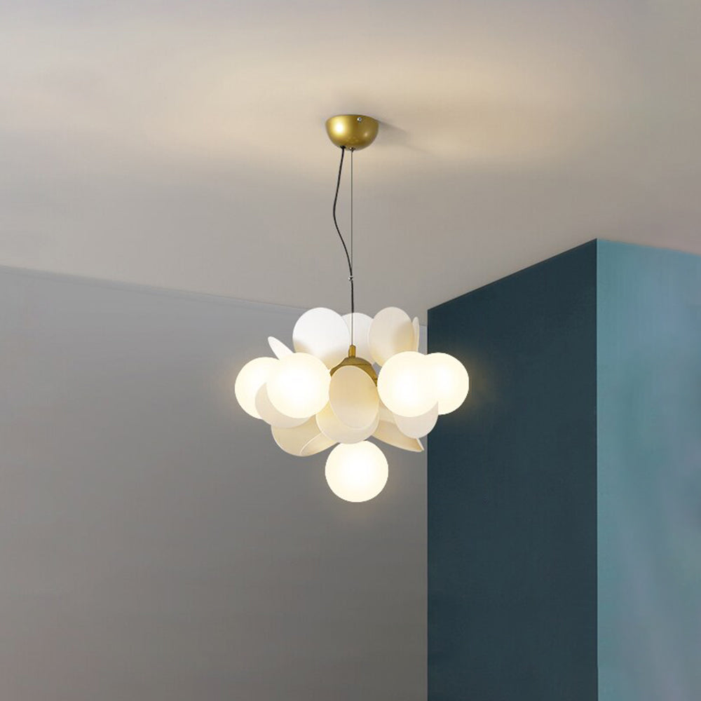 Decoración de hogar con lámpara colgante LED minimalista que ofrece luz cálida.