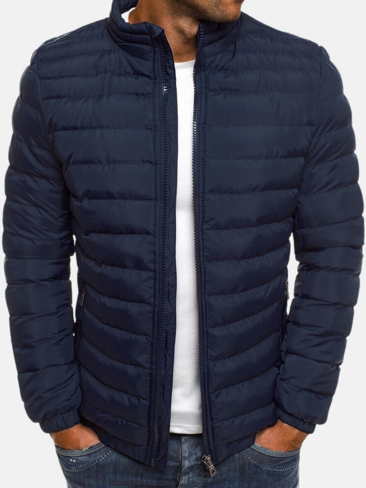 Abrigo puffer de invierno para hombre. Chaqueta acolchada casual, moderna y abrigadora para moda masculina.