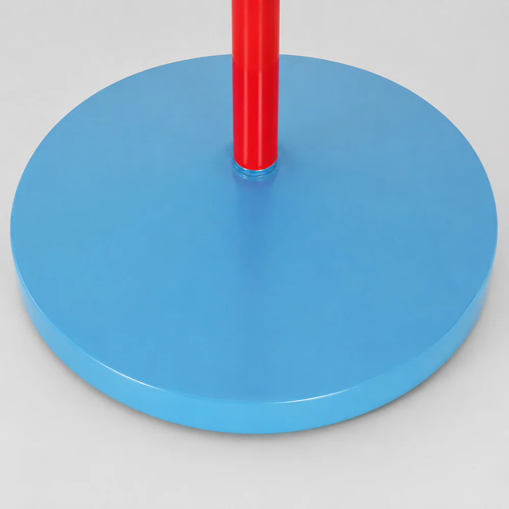 Lámpara de pie moderna, ajustable y vibrante para iluminación de sala de estar.