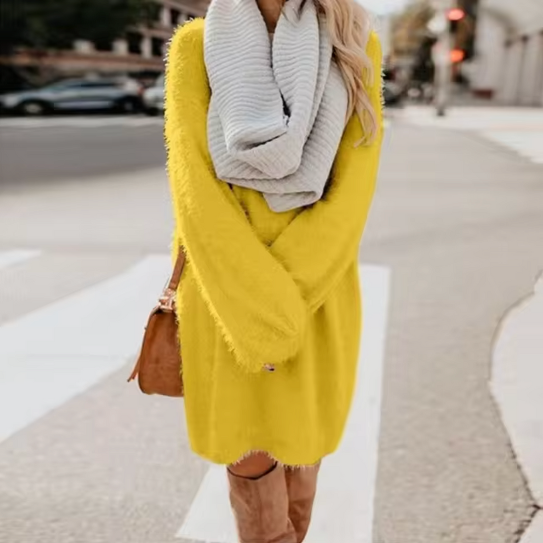 Mujer usando vestido suéter de punto, mangas largas, color azul marino. Moda femenina casual y versátil.
