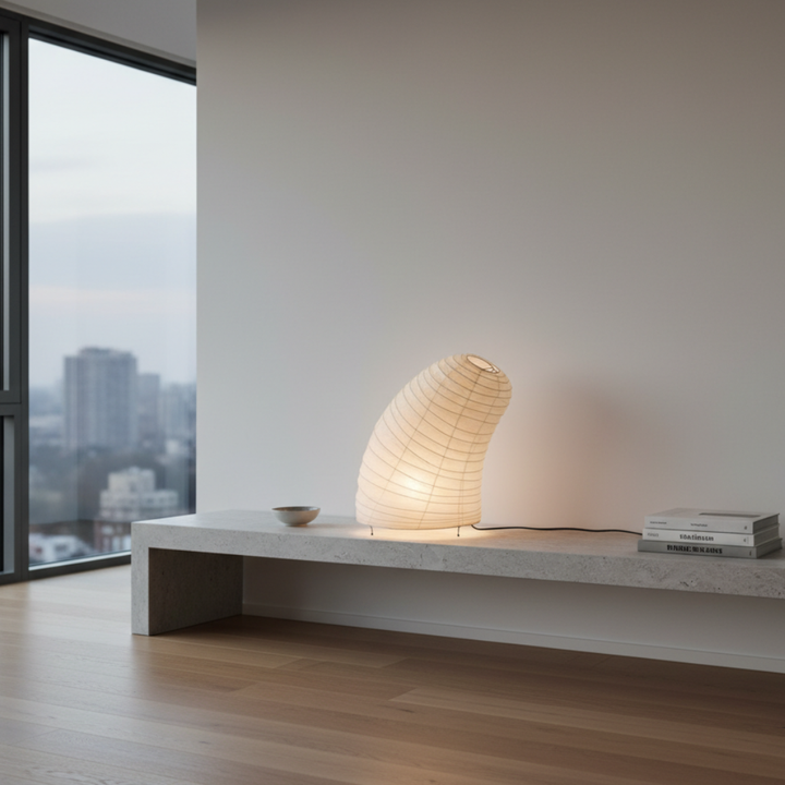 Iluminación moderna Japandi para sala de estar. Lámpara de mesa con diseño minimalista y luz ambiental.