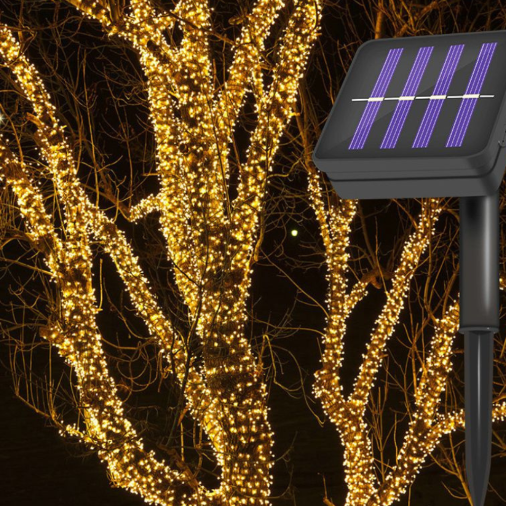 Panel solar integrado y luces LED cálidas para decoración de jardín. Diseño duradero.