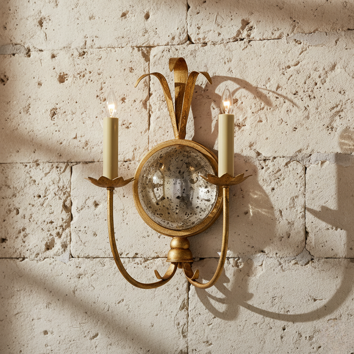 Aplique de pared clásico de latón antiguo con espejo y luces estilo vela. Decoración interior elegante.