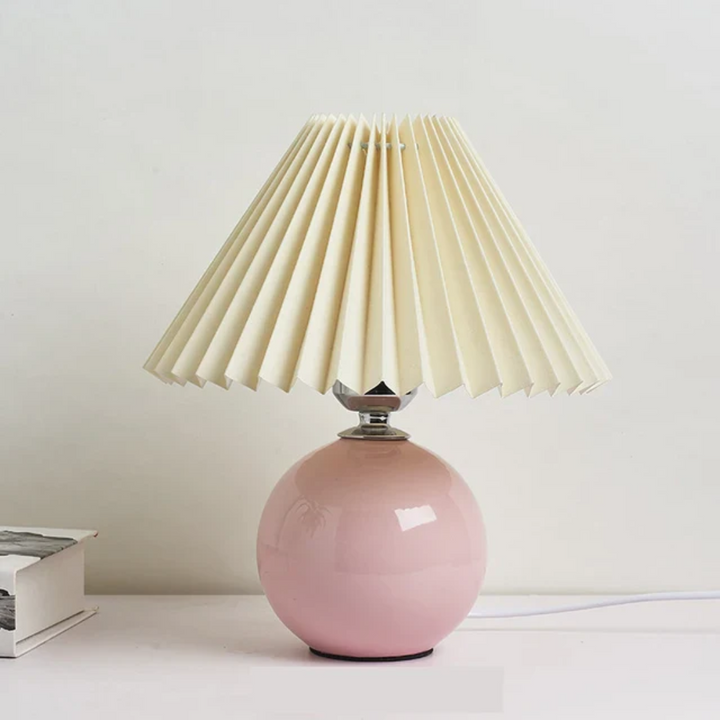 Lámpara de mesa de cerámica, estilo antiguo. Iluminación cálida para decoración de hogar.