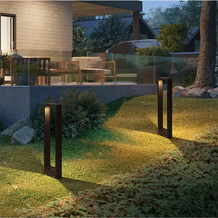Lámpara de suelo LED moderna para jardín. Iluminación exterior elegante y eficiente para caminos y entradas.