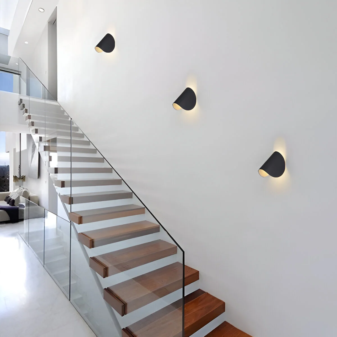 Lámpara de pared LED moderna. Luz cálida decorativa y funcional para cualquier interior. Iluminación elegante.