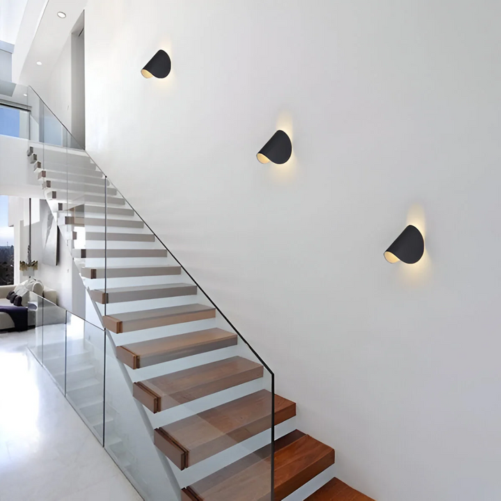 Lámpara de pared LED moderna. Luz cálida decorativa y funcional para cualquier interior. Iluminación elegante.