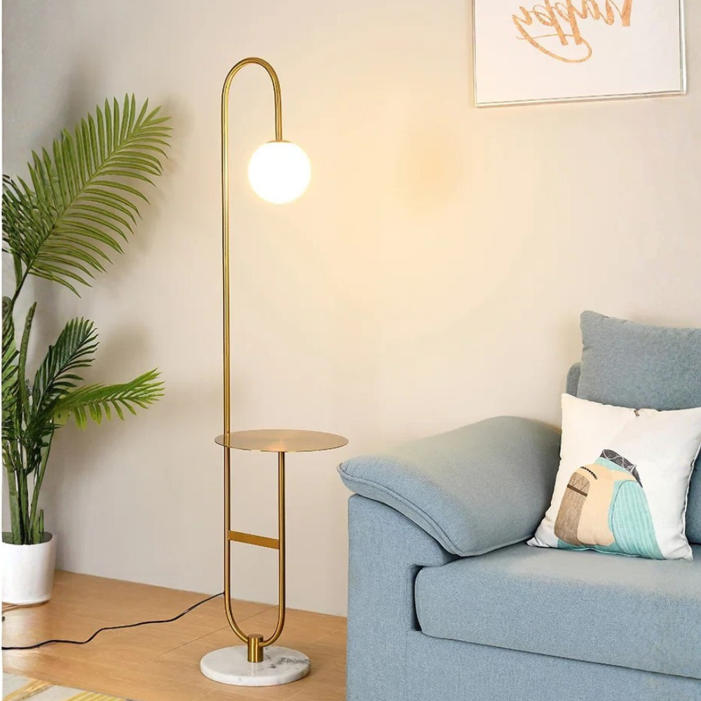 Iluminación versátil: lámpara de pie LED con mesa lateral, diseño escandinavo para el hogar moderno.