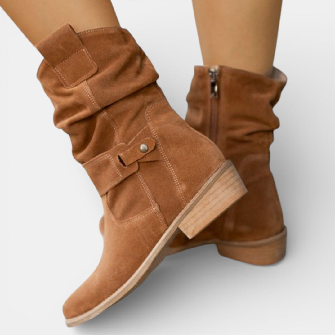 Botines western elegantes para mujer en ante suave con punta fina. Perfectos para calzado de invierno.