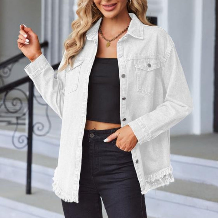 Chaqueta de mujer vaquera azul, con bajo deshilachado, ideal para un estilo casual y moderno.