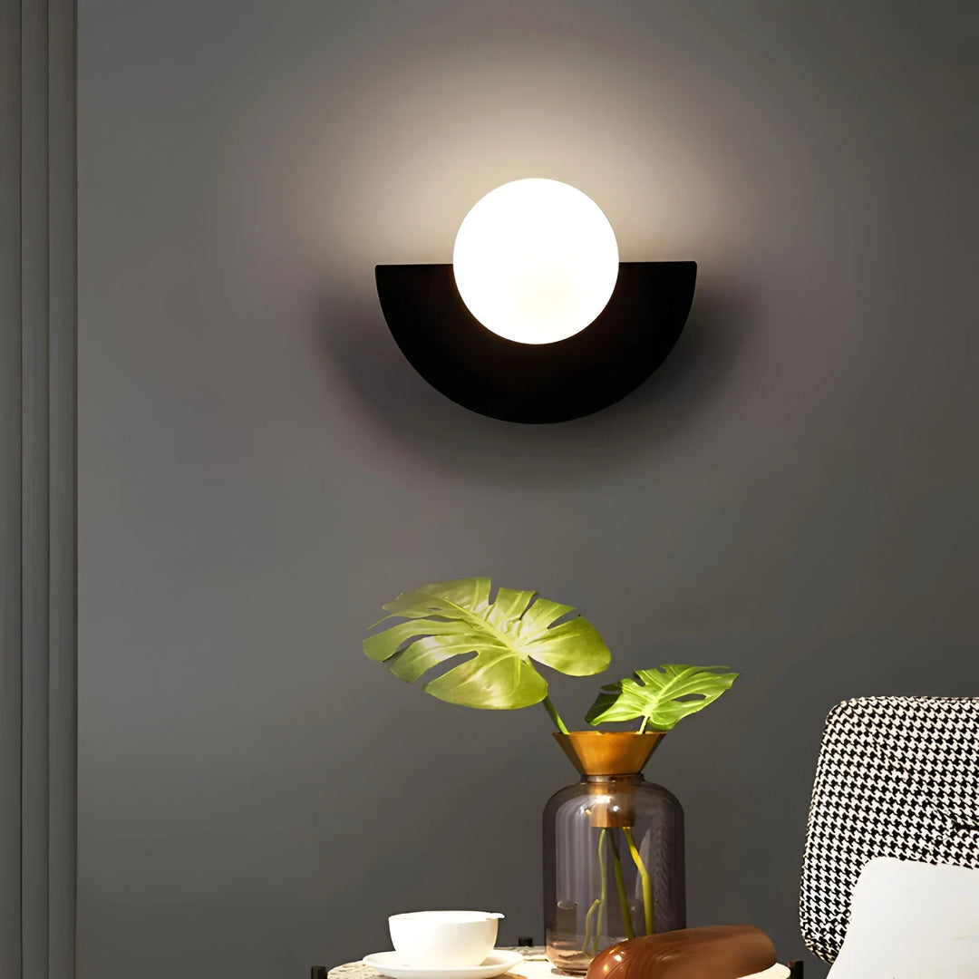 Lámpara de pared semicircular moderna. Iluminación interior, diseño contemporáneo, luz eficiente para hogar.