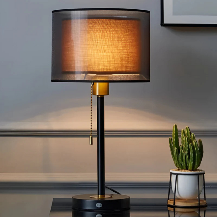 Lámpara de mesa moderna Serenya con pantalla difusora de luz cálida, perfecta para dormitorio o salón.