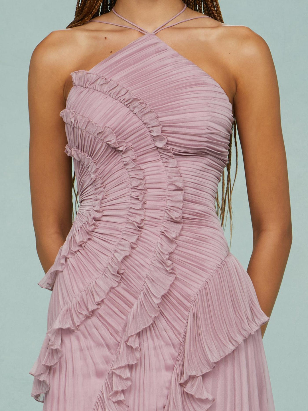 Vestido largo limón para mujer, volantes. Escote halter vibrante, ideal para celebraciones estivales.