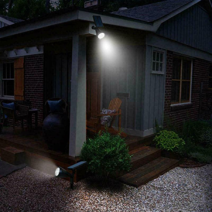 Iluminación solar LED para jardín, decorativa, crea ambiente acogedor en exteriores.