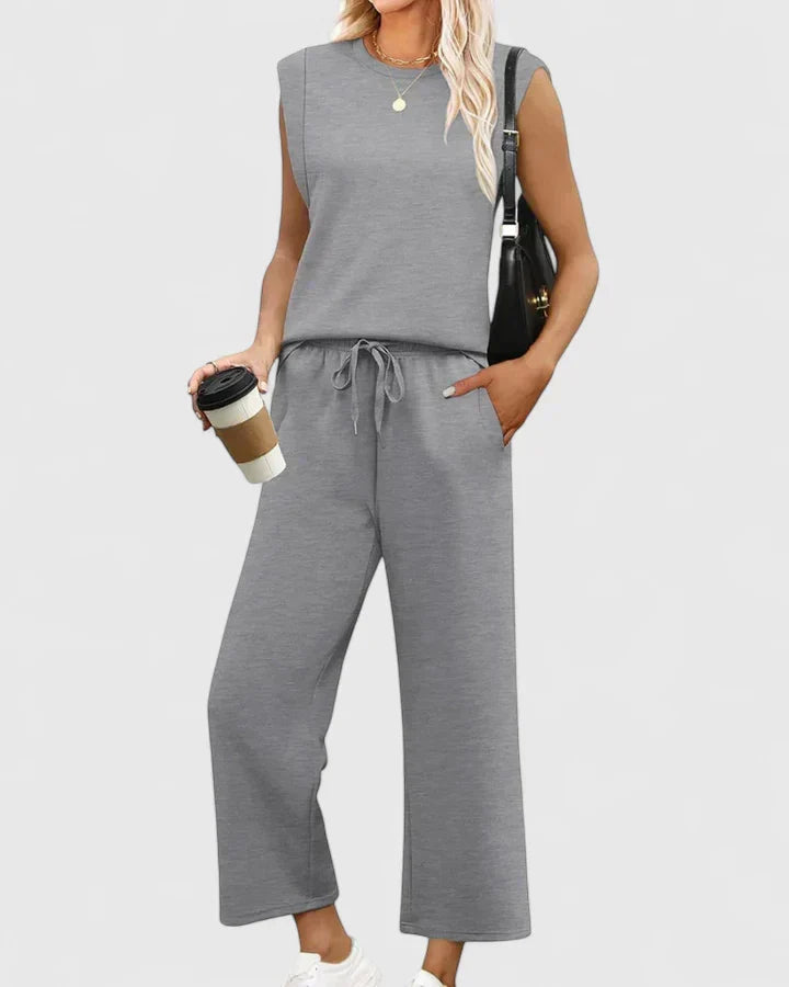 Outfit chic de dos piezas para mujer: top sin mangas y pantalón ancho. Versátil para primavera.