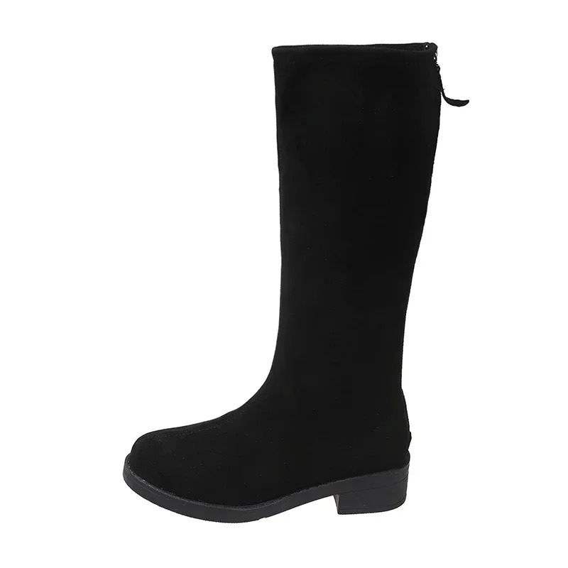 Calzado ligero: botas negras altas para mujer, versátiles y cómodas.