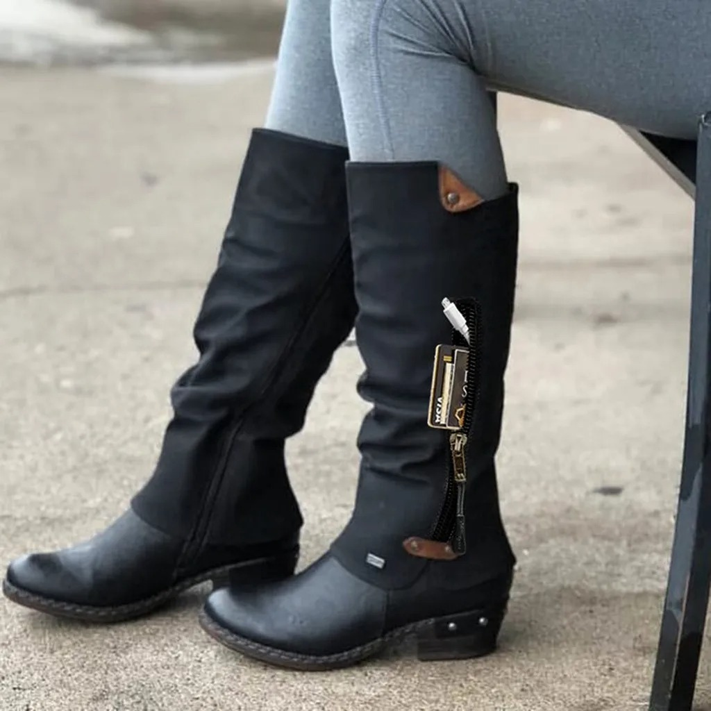Mujer vistiendo botas altas ligeras con botón metálico. Perfectas para un look casual de otoño.