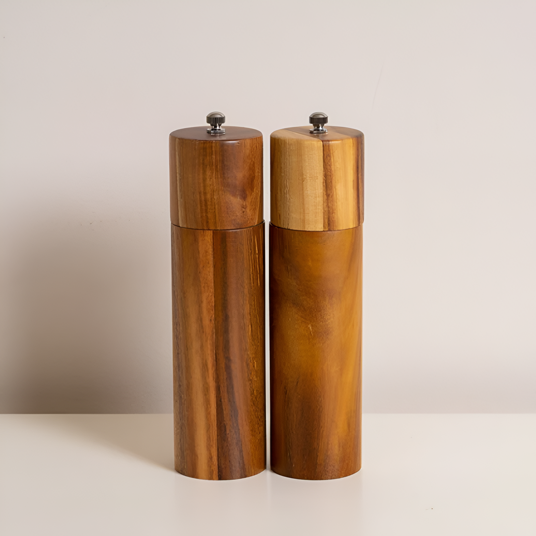 Molinillo de madera de acacia para especias. Diseño minimalista moderno, ideal para pimienta o sal en cocina.
